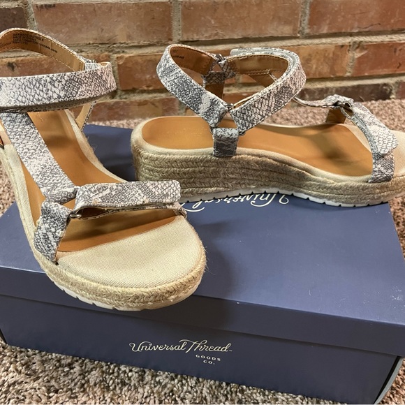 Universal Thread Bree Grey Wedge sandal Size 8 1/2 - Picture 2 of 7
